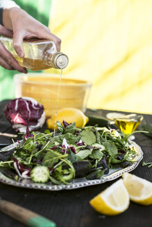 Frühlingssalat aus Babyspinat, Kräutern, Rucola und Kopfsalat, mit Essig verfeinert - DEGF000699