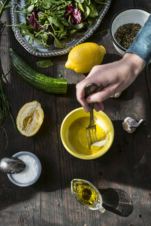 Frühlingssalat aus Babyspinat, Kräutern, Rucola und Kopfsalat, Zubereitung eines Dressings aus Joghurt, Olivenöl, Honig und Zitrone - DEGF000705