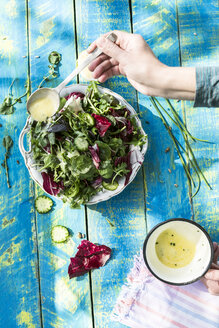 Spring salad of baby spinach, herbs, arugula and lettuce, arranging dressing of yogurt, olive oil, honey and lemon - DEGF000712