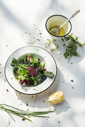 Frühlingssalat aus Babyspinat, Kräutern, Rucola und Kopfsalat, Dressing aus Joghurt, Olivenöl, Honig und Zitrone - DEGF000717