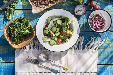 Griechischer Salat mit Rucola, Käse, Oliven, Tomaten, Gurken, Zwiebeln und karamellisierten Nüssen - DEGF000725