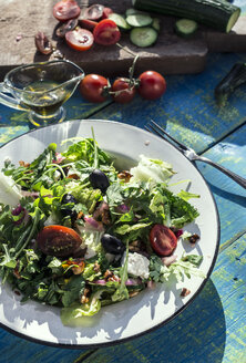 Griechischer Salat mit Rucola, Käse, Oliven, Tomaten, Gurken, Zwiebeln und karamellisierten Nüssen - DEGF000726