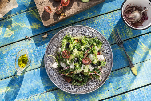 Griechischer Salat mit Rucola, Käse, Oliven, Tomaten, Gurken, Zwiebeln und karamellisierten Nüssen - DEGF000728