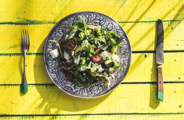 Griechischer Salat mit Rucola, Käse, Oliven, Tomaten, Gurken, Zwiebeln und karamellisierten Nüssen - DEGF000730