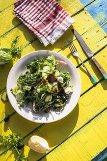 Griechischer Salat mit Rucola, Käse, Oliven, Tomaten, Gurken, Zwiebeln und karamellisierten Nüssen - DEGF000731