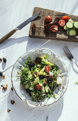 Griechischer Salat mit Rucola, Käse, Oliven, Tomaten, Gurken, Zwiebeln und karamellisierten Nüssen - DEGF000733