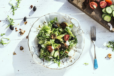 Griechischer Salat mit Rucola, Käse, Oliven, Tomaten, Gurken, Zwiebeln und karamellisierten Nüssen - DEGF000734