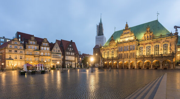 Deutschland, Bremen, Bremer Rathaus am Marktplatz in den Abendstunden - TAMF000402