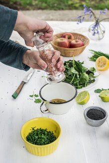 Salatgewürz mit Salz von Hand zubereiten - DEGF000742