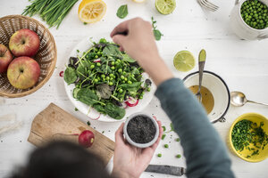 Salatgewürz mit schwarzem Sesam von Hand zubereiten - DEGF000747