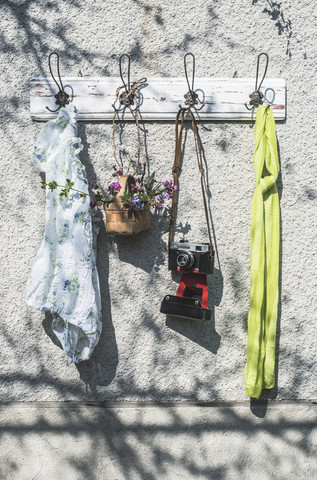 Spingartikel und alte Kamera an der Wandgarderobe, lizenzfreies Stockfoto