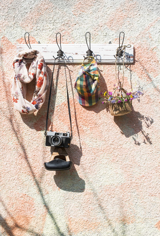 Spingartikel und alte Kamera an der Wandgarderobe, lizenzfreies Stockfoto