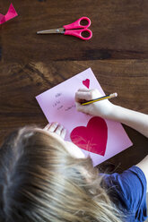 Mädchen schreibt auf Muttertagskarte - SARF002659