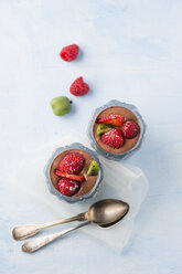 Gläser mit Mousse au Chocolat, garniert mit Himbeeren, Erdbeeren und Kiwi - MYF001410