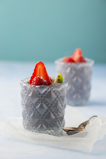 Gläser mit Mousse au Chocolat, garniert mit Himbeeren, Erdbeeren und Kiwi - MYF001411