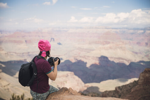 USA, Arizona, Young tourist taking pictures in Grand Canyon - EPF000033