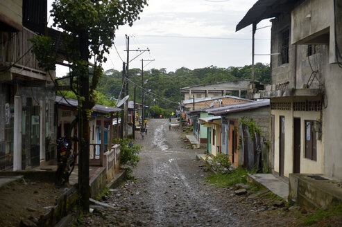 Kolumbien, Yuto, Stadtbild mit unbefestigter Straße - FLKF000628