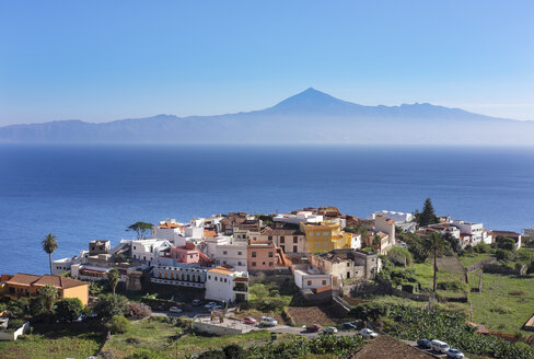 Spanien, Kanarische Inseln, La Gomera, Agulo, Insel Teneriffa mit Pico del Teide im Hintergrund - SIEF006990