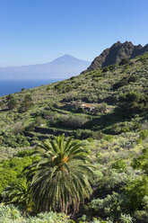 Spanien, Kanarische Inseln, La Gomera, El Palmar, Teneriffa mit dem Pico del Teide im Hintergrund - SIEF006991