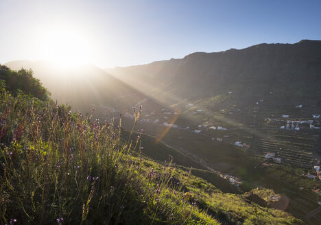 Spanien, Kanarische Inseln, La Gomera, Hermigua im Abendlicht - SIE006992