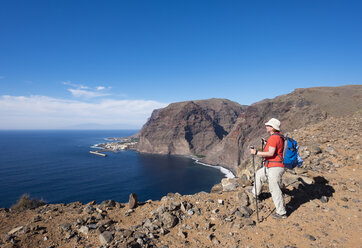 Spanien, Kanarische Inseln, La Gomera, Valle Gran Rey, Lomo Gerian, Wanderin - SIEF006998