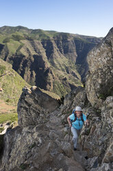 Spanien, Kanarische Inseln, La Gomera, Berg La Fortaleza, weibliche Bergsteigerin - SIEF006999