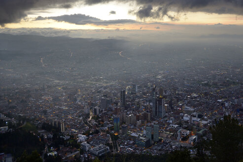 Kolumbien, Bogota, Stadtansicht, Stadtzentrum bei Sonnenuntergang - FLKF000632