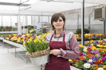 Junge Gärtnerin bei der Arbeit im Gewächshaus - ALBF000049