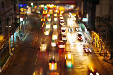 Thailand, Verkehr in Bangkok bei Nacht - GIOF000790