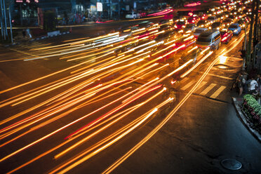 Thailand, Verkehr in Bangkok bei Nacht - GIOF000791