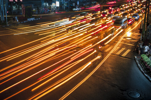 Thailand, Verkehr in Bangkok bei Nacht - GIOF000791