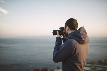 Man taking photos of the sea - RAEF000955