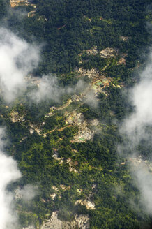 Kolumbien, Departamento del Choco, illegale Goldmine im Regenwald - FLKF000643