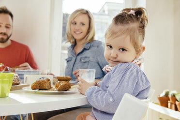Porträt eines kleinen Mädchens mit einem Glas Milch am Frühstückstisch - MFF002876