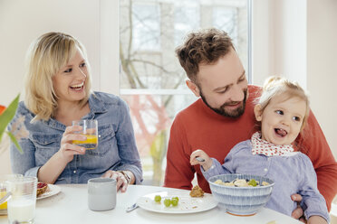 Kleines Mädchen isst Müsli mit Obst am Frühstückstisch - MFF002887