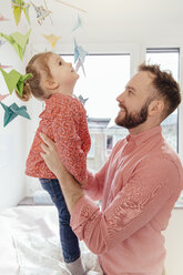 Vater spielt mit seiner kleinen Tochter - MFF002906