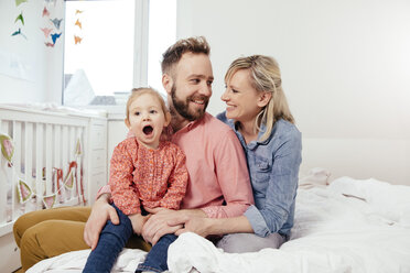 Portrait of happy family in their bedroom - MFF002907