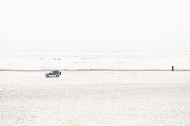 Dänemark, Henne Strand, Auto und spazierendes Paar am Strand - BMA000158