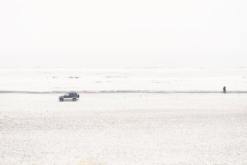 Dänemark, Henne Strand, Auto und spazierendes Paar am Strand - BMA000158