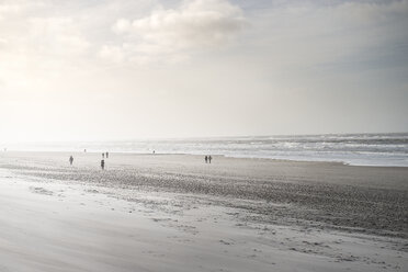 Dänemark, Henne Strand, Spaziergänger am Strand - BMA000162