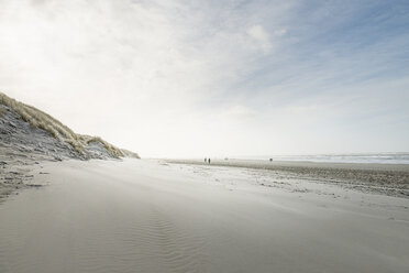 Dänemark, Henne Strand, Spaziergänger am Strand - BMA000163