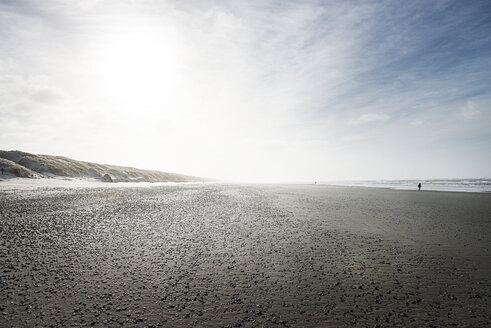 Dänemark, Henne Strand, Spaziergänger am Strand - BMA000166