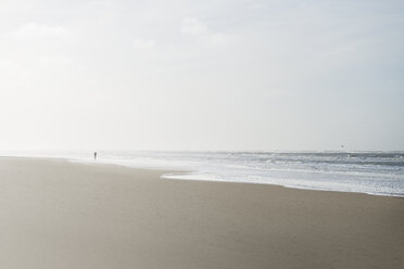 Dänemark, Henne Strand, Spaziergänger am Strand - BMA000167