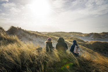 Denmark, Henne Strand, People hiking in dune landscape - BMA000176