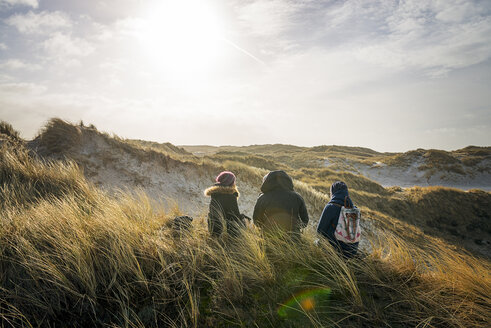 Dänemark, Henne Strand, Menschen wandern in Dünenlandschaft - BMA000176