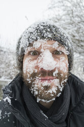 Porträt eines Mannes mit Schnee im Gesicht - BMA000186