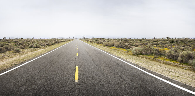 USA, California, Empty road in deserted area - BMA000207