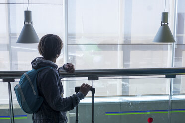 Junge am Flughafen schaut aus dem Fenster - SIPF000253