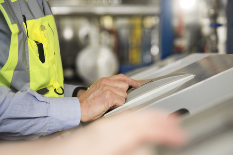 Techniker Betriebssteuerung von Industrieanlagen, lizenzfreies Stockfoto