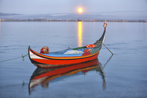 Traditionelles Fischerboot Moliceiro bei Sonnenuntergang - DSGF001128
